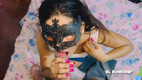 La voisine sexy avec un gros derrière fait une fellation en désordre et a des tonnes de sperme sur ses seins.