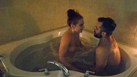 Taquineries chaudes dans un bain à remous avec fellation et action de léchage de fesses